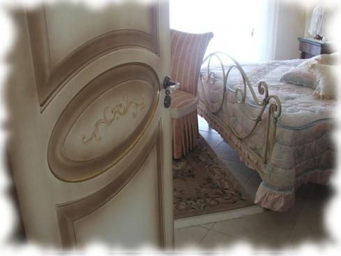 Una camera da letto con un letto e una sedia