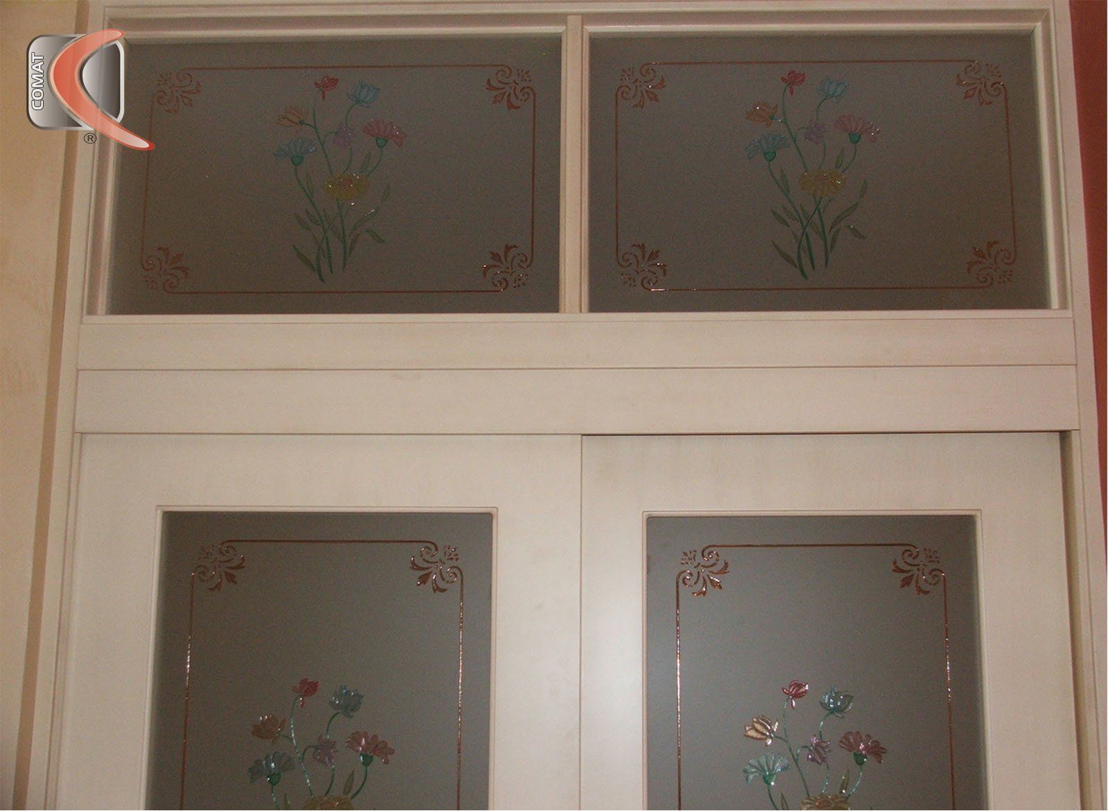 porta bianca con vetri