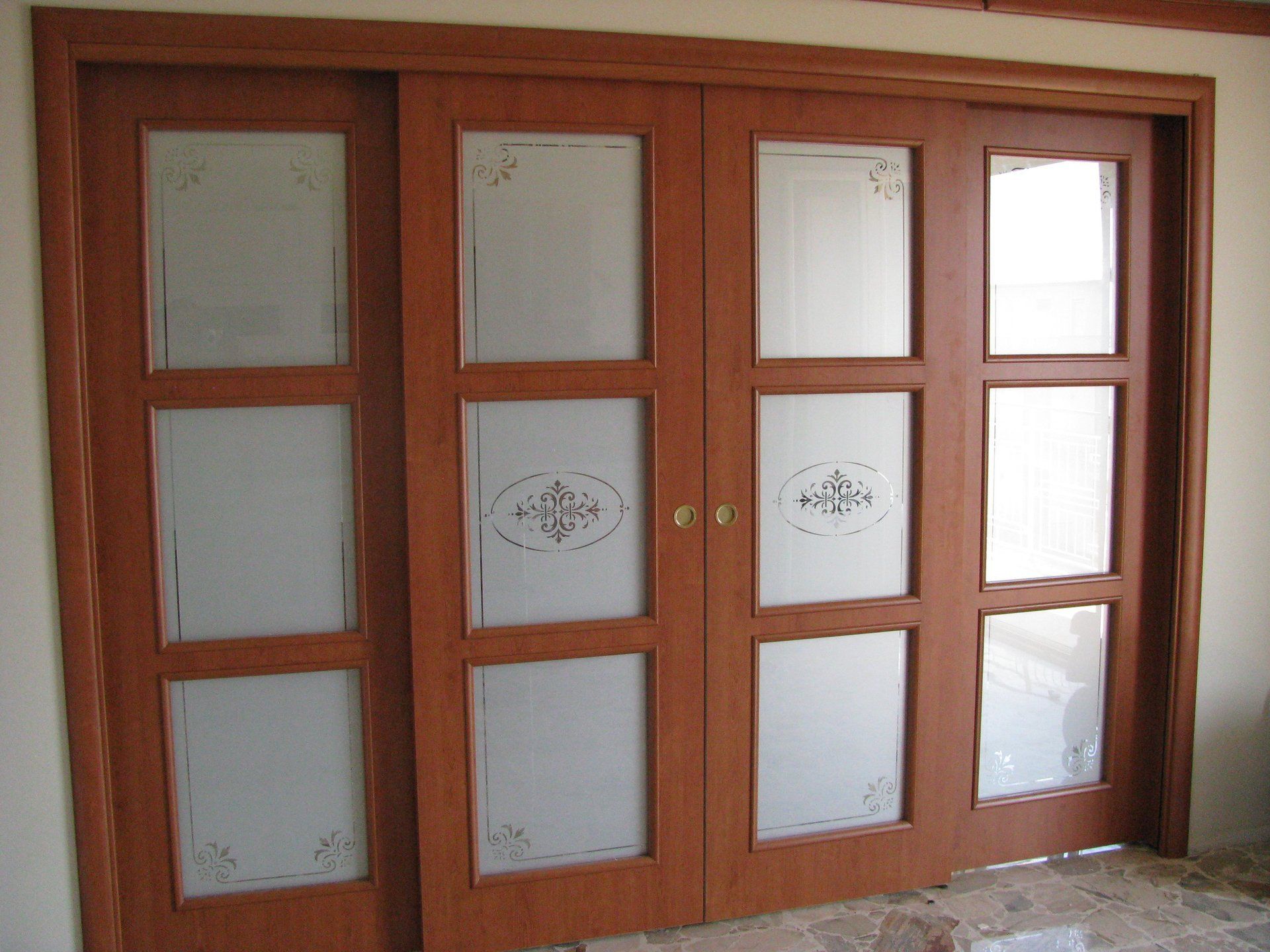 porta scorrevole con vetrate satinate