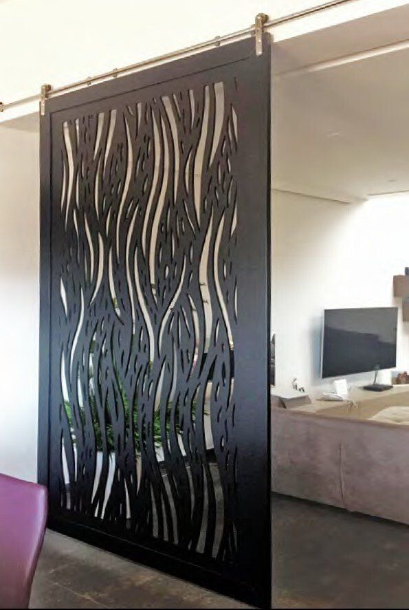 porta traforata nera sorrevole