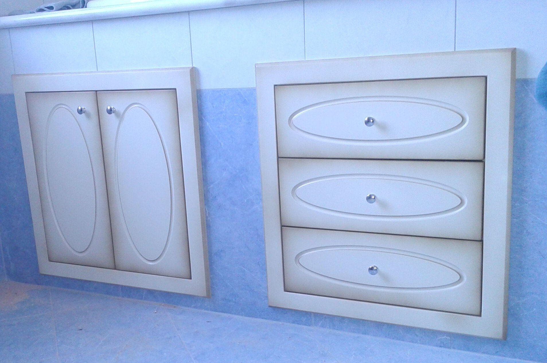 Un bagno con due mobili e tre cassetti