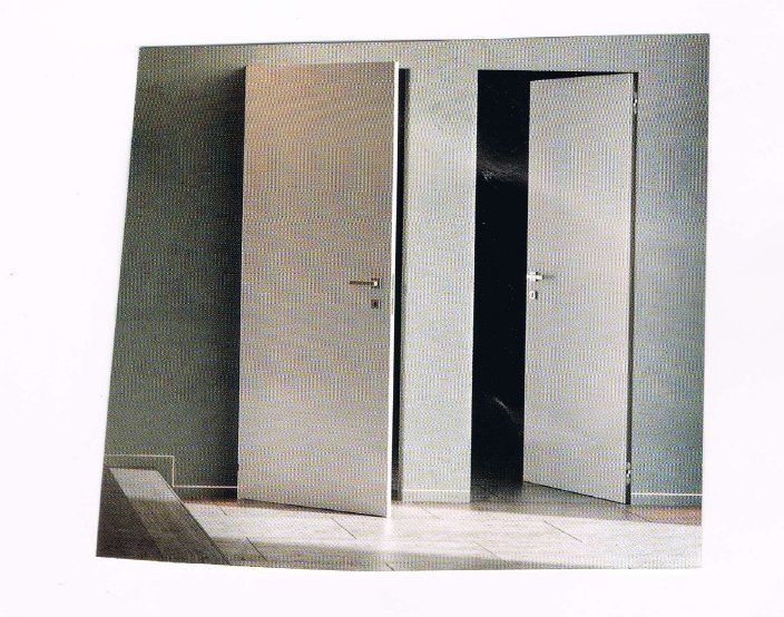 Un'immagine di una stanza con due porte aperte