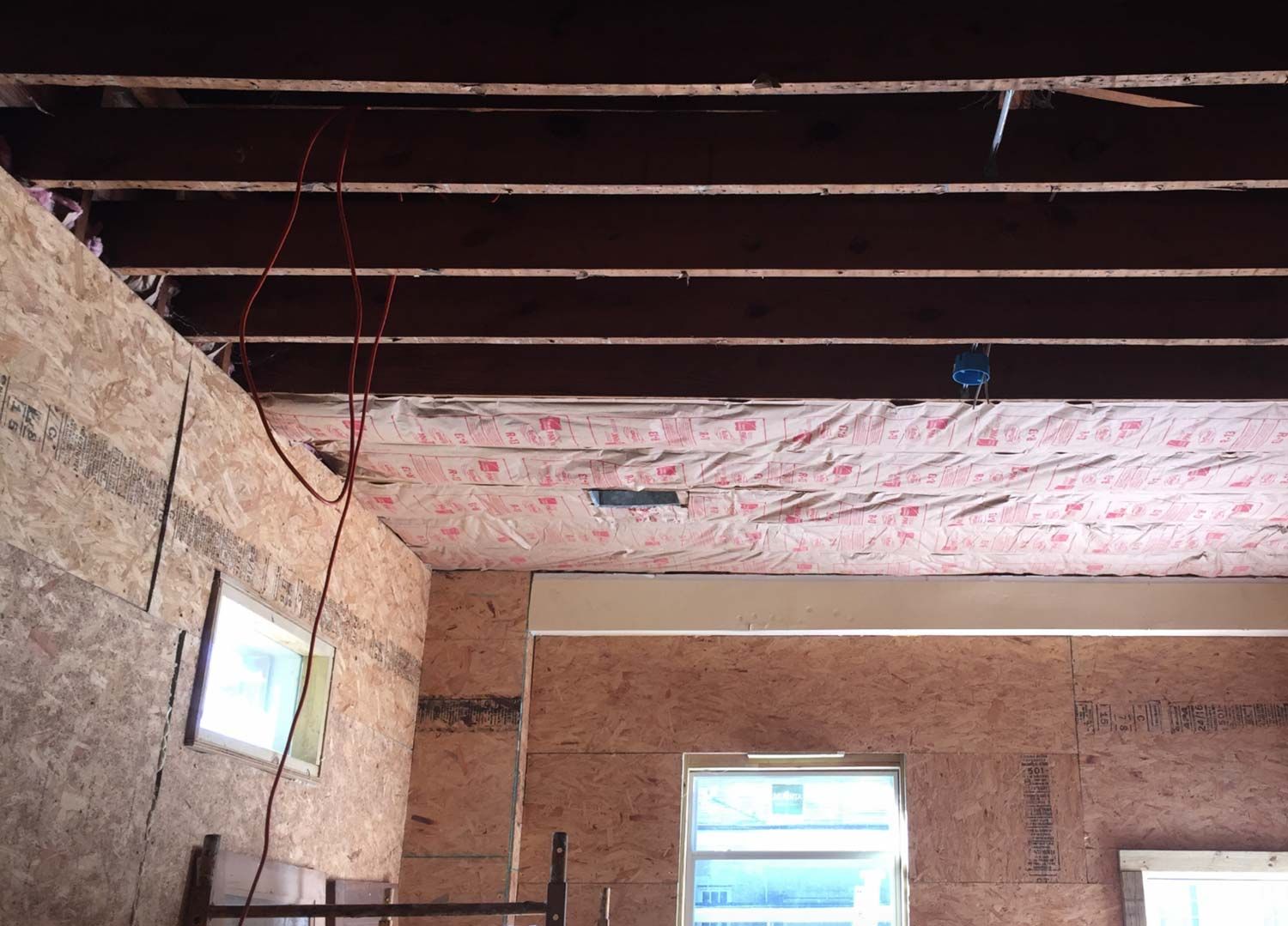 A room with a ceiling that has insulation on it