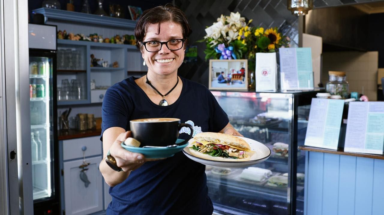 A Plate of Food With Vegetables And Bread on a Table — Memories Cafe At Yorkeys Knob