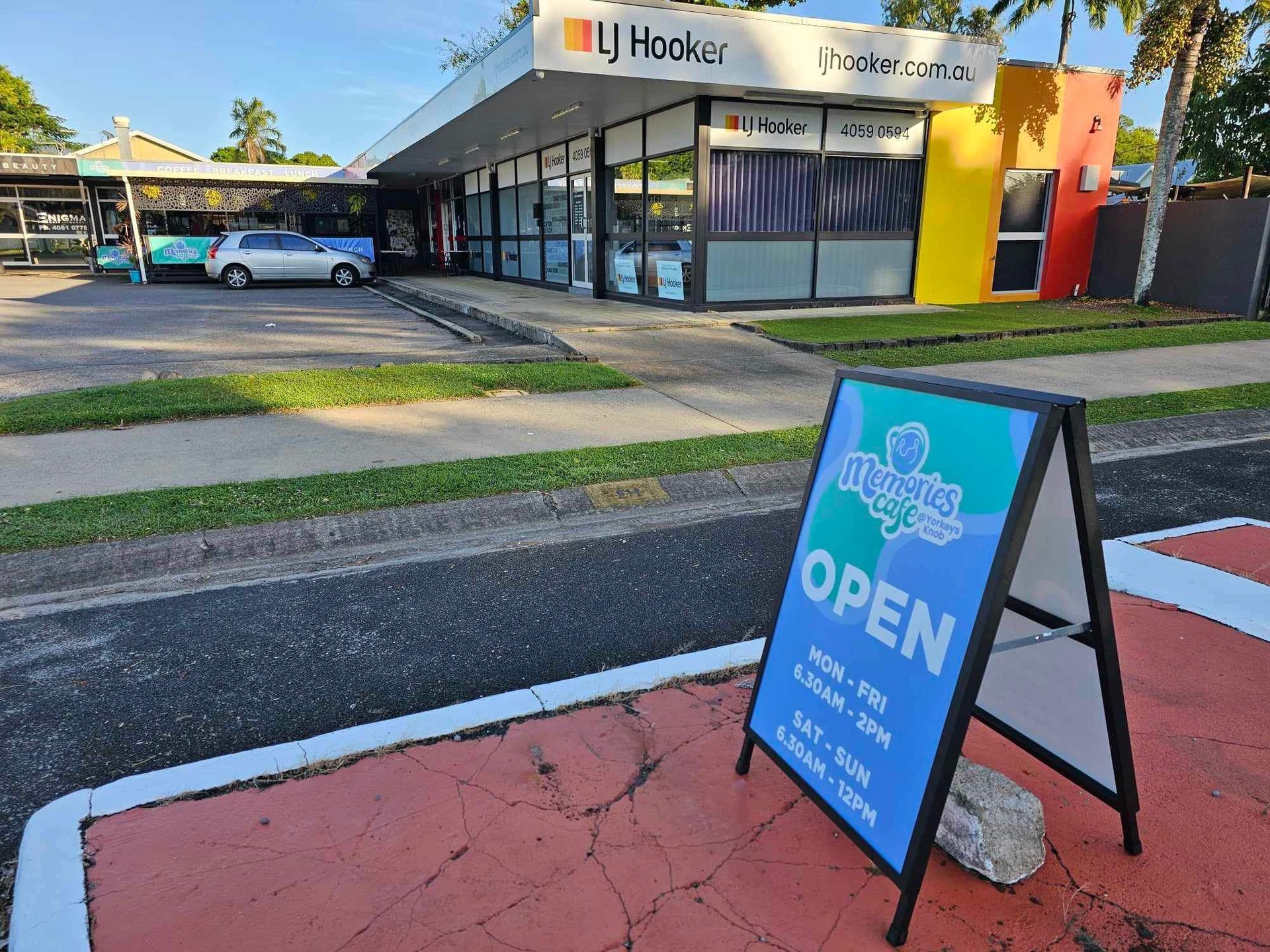 A Long Counter With Decorative Leaves — Memories Cafe At Yorkeys Knob