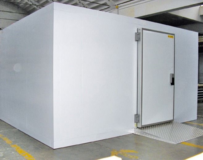 Cella frigorifera bianca isolata con porta e rampa.