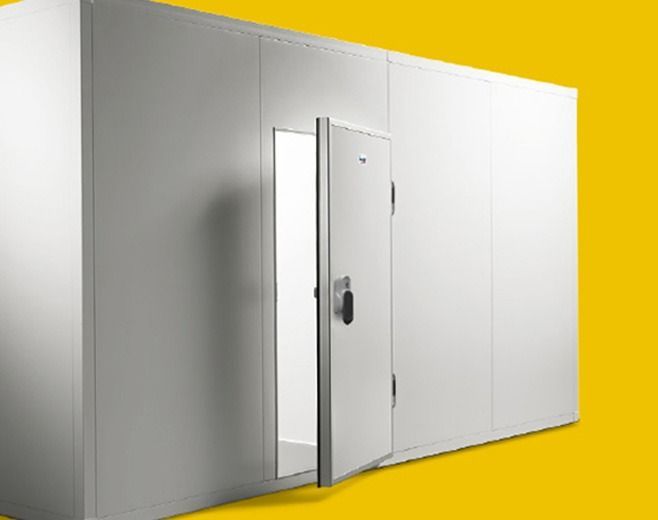 Cella frigorifera bianca con sportello aperto. Sfondo giallo.