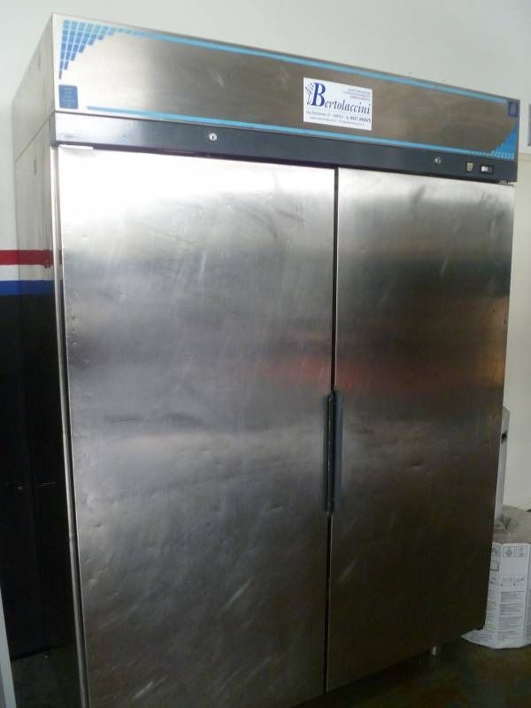 Frigorifero commerciale in acciaio inox con due porte.
