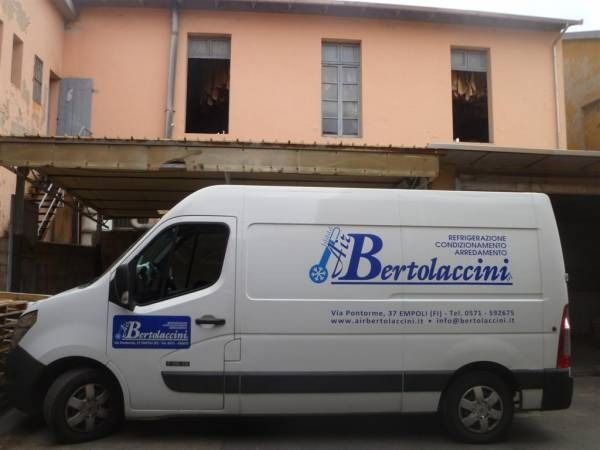 Furgone bianco con logo 