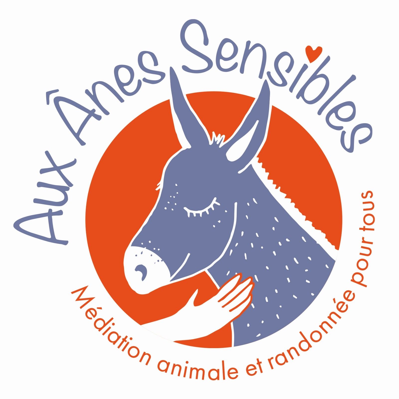 Logo : Un âne bleu enlacé par une main, devant un cercle rouge. Texte : « Aux Ânes Sensibles. »