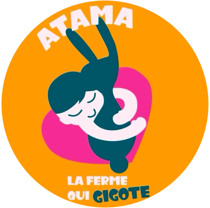 Cercle orange avec un lapin turquoise enlaçant une silhouette blanche devant un cœur rose ; texte « ATAMA » au-dessus et « LA FERME QUI GIGOTE » en dessous.
