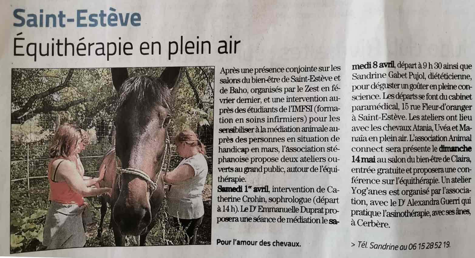 Deux femmes et un cheval lors d'une séance d'équithérapie en plein air, à Saint-Estève.