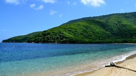Una vista panorámica de una playa tropical con aguas turquesas