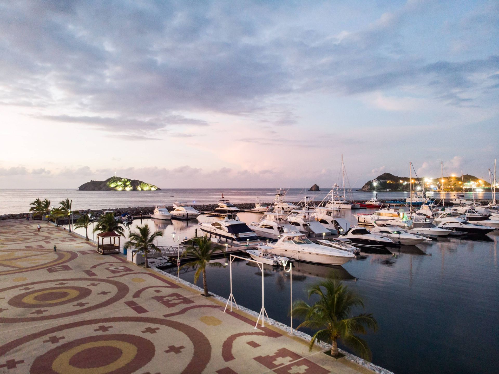 Un pintoresco puerto deportivo con yates atracados a lo largo de un paseo marítimo 