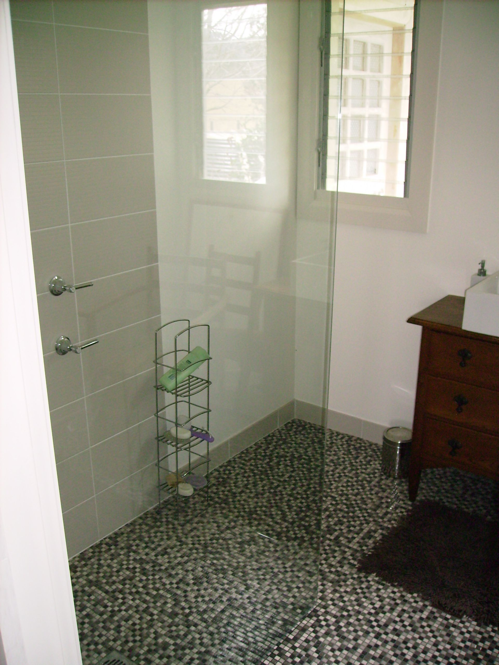 Fixed Shower Screen 7 — Patterson Glass Works in Kempsey, NSW