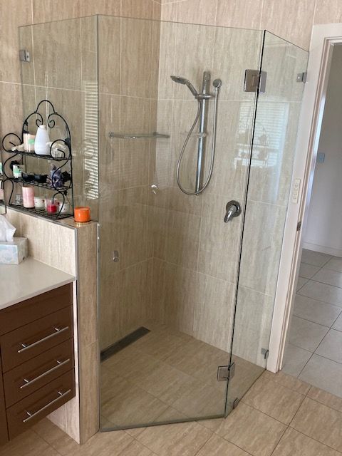 Frameless Shower Screen 2 — Patterson Glass Works in Kempsey, NSW