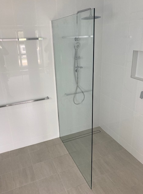 Fixed Shower Screen 2 — Patterson Glass Works in Kempsey, NSW
