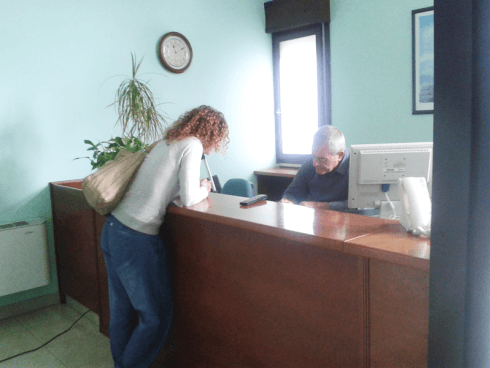 banco della reception del centro medico polifunzionale di Mazara del Vallo