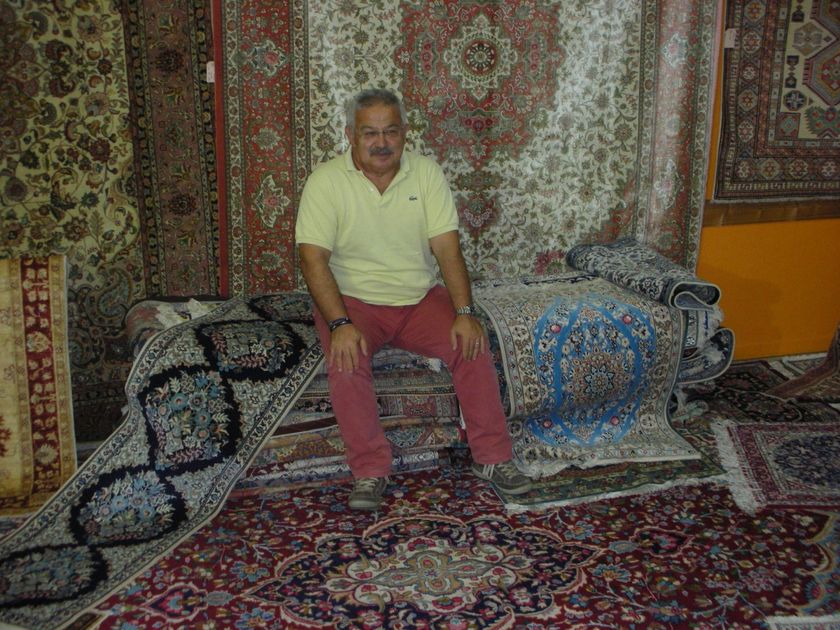 titolare sopra tappeti persiani