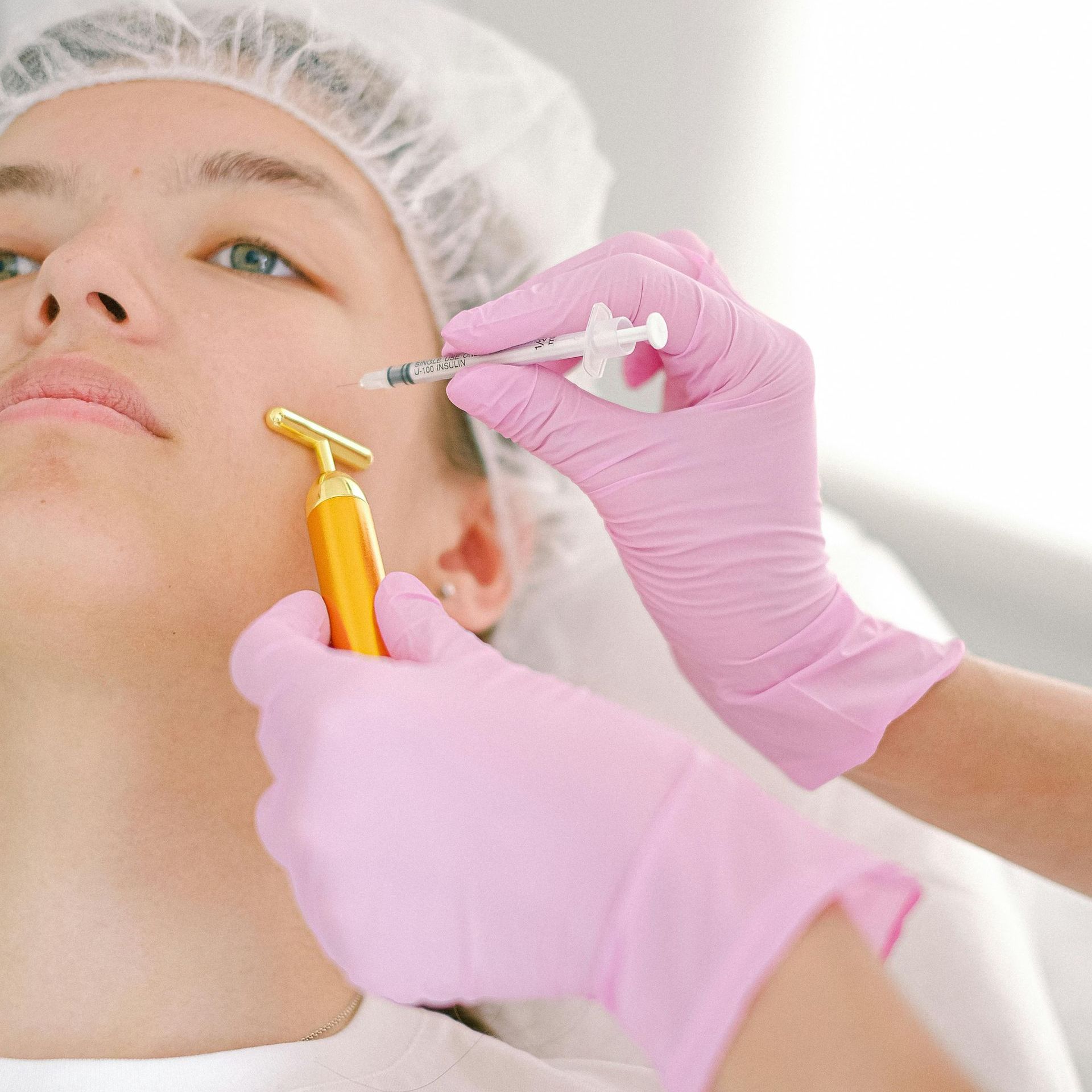 Una mujer está recibiendo un tratamiento facial en un salón de belleza.