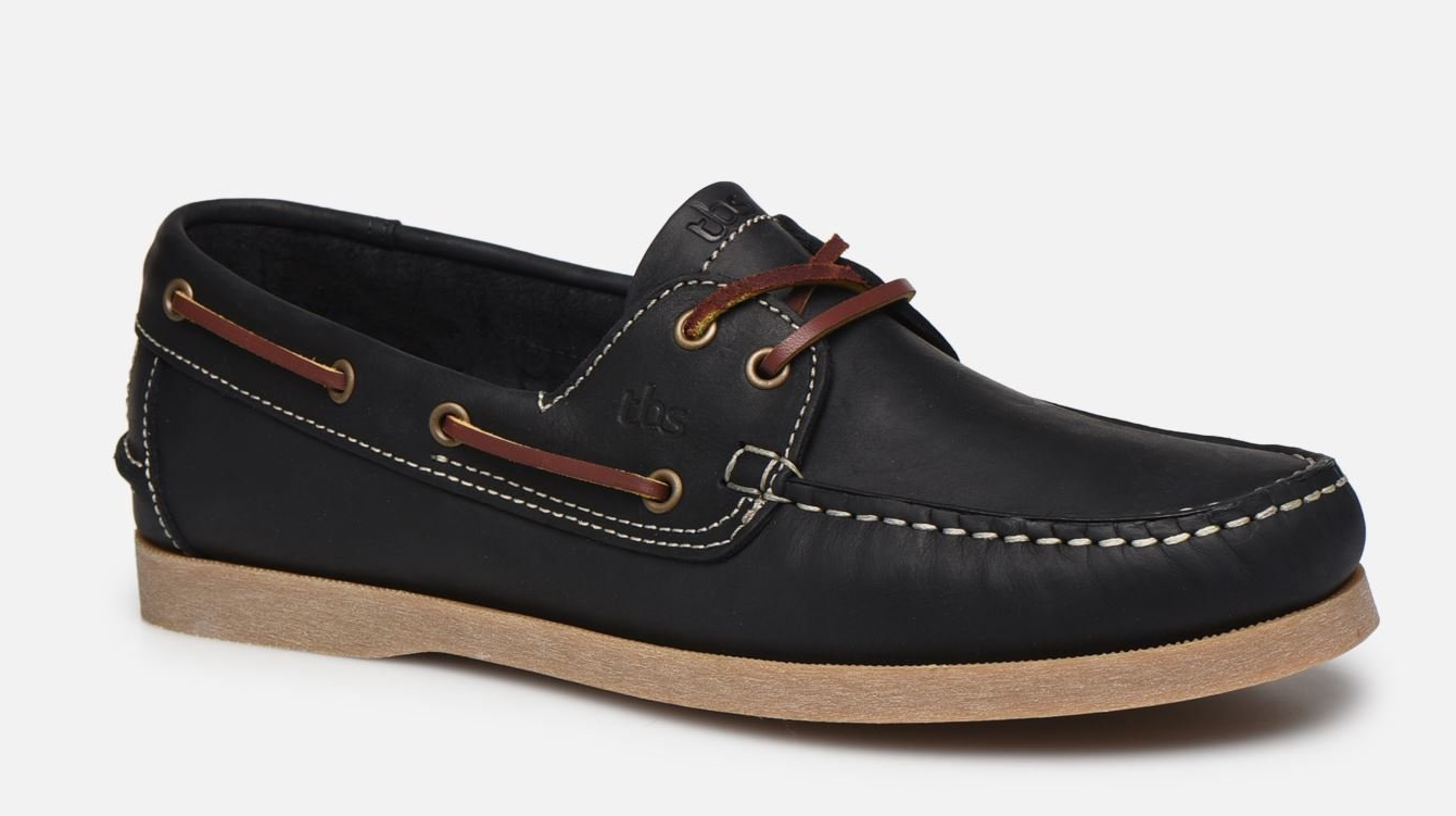 Une paire de chaussures bateau noires avec des lacets marron