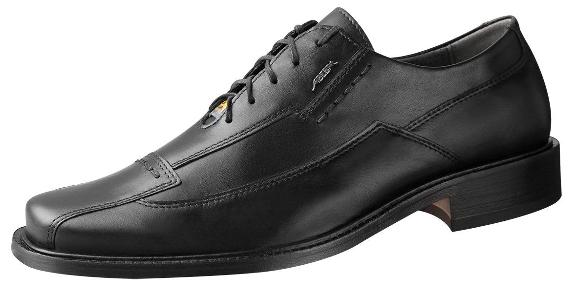 Une paire de chaussures en cuir noir sur fond blanc