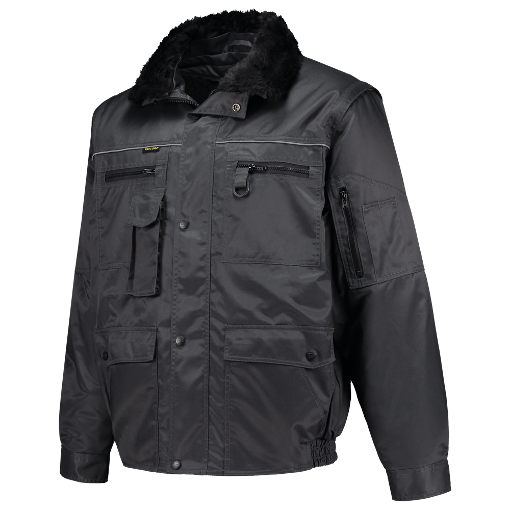 Une veste noire avec un col en fourrure et des poches