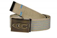 Un gros plan d'une ceinture avec une boucle sur fond blanc.