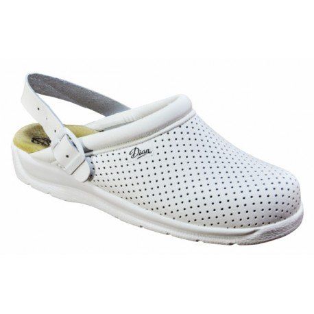 Une paire de sabots blancs à pois noirs dessus