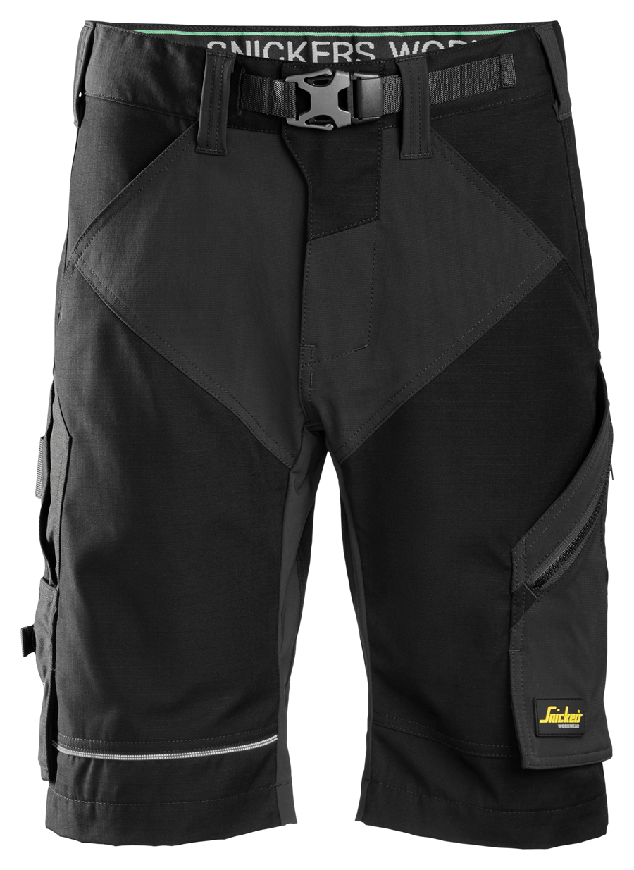 Une paire de shorts noirs avec une ceinture sur fond blanc.