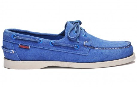Une paire de chaussures bateau Sebago bleues sur fond blanc