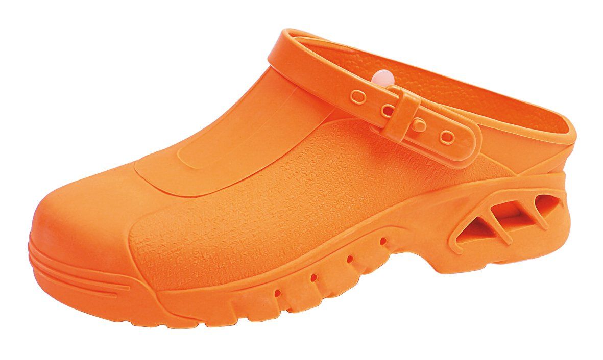 Une paire de sabots orange sur fond blanc.