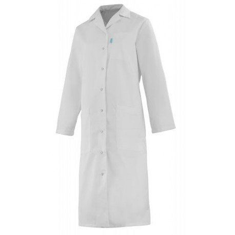 Une blouse blanche à manches longues et boutons sur fond blanc.