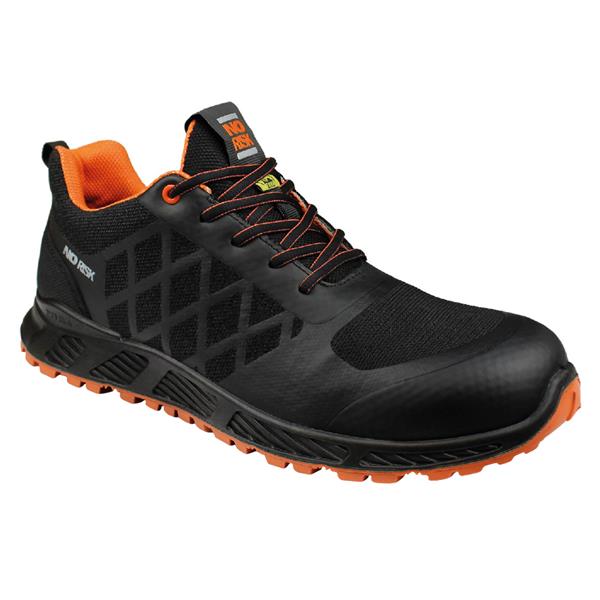 Une paire de chaussures de sécurité noires et orange sur fond blanc