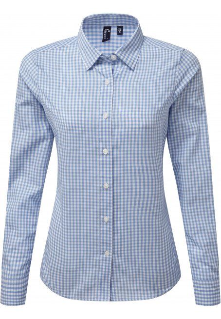 Une chemise à carreaux bleu clair à manches longues et boutons