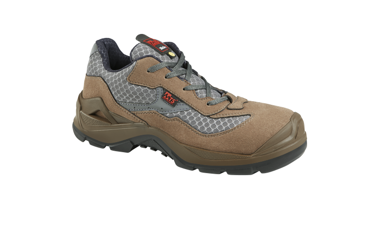 Une paire de chaussures de sécurité marron sur fond blanc