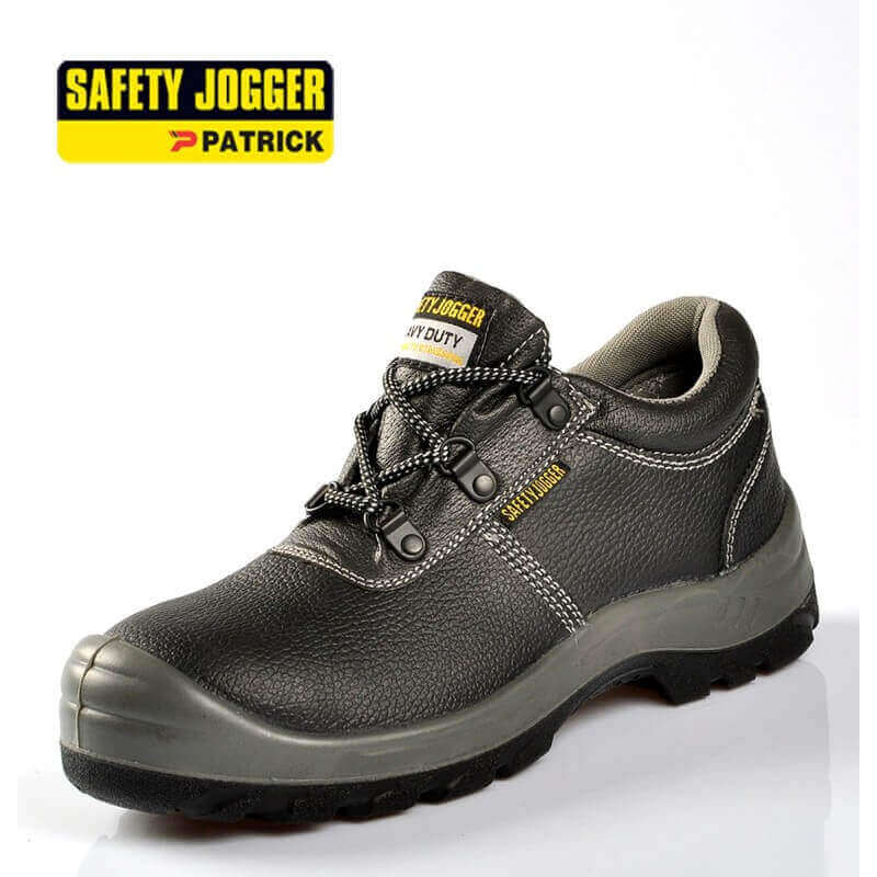 Une paire de chaussures de sécurité noires jogger patrick sur une surface blanche