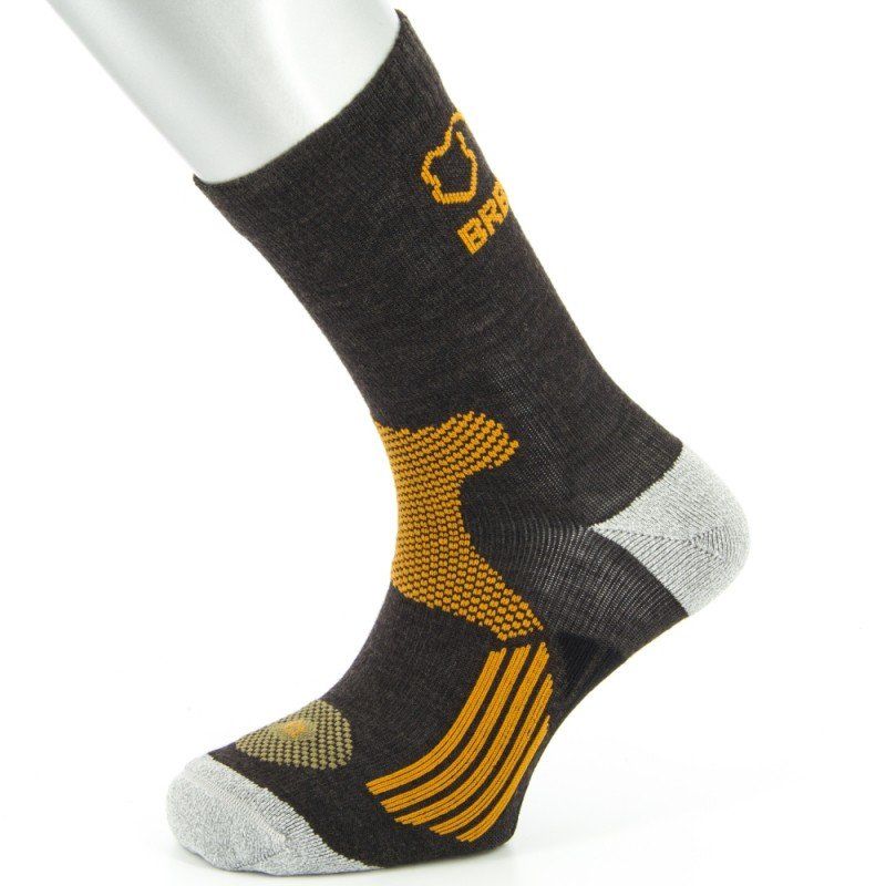 Une paire de chaussettes noires et jaunes avec le mot Bree dessus