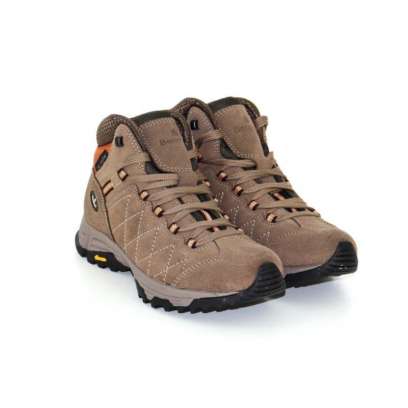 Une paire de bottes de randonnée marron sur fond blanc