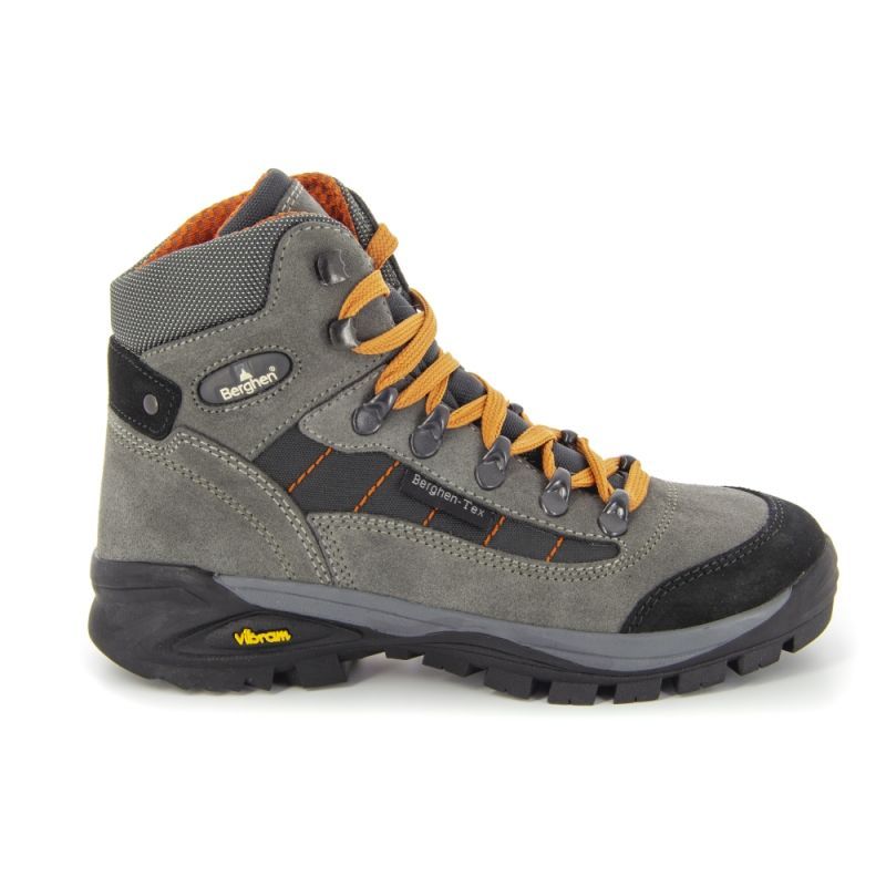 Une paire de chaussures de randonnée avec une semelle vibram