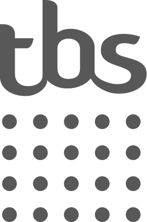 Un logo tbs avec des points sur fond blanc.