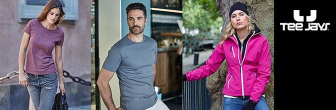 Une femme portant une veste rose se tient à côté d'un homme portant une chemise grise