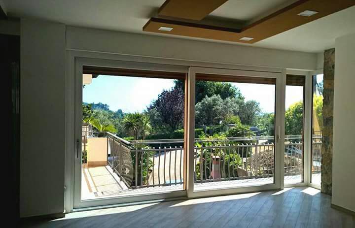 un ufficio circondato da vetrate