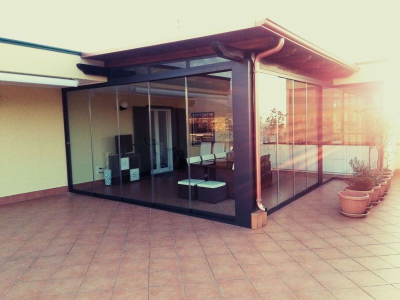 una copertura di legno e sotto una scala