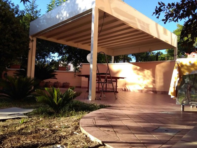 una porta finestra color marrone