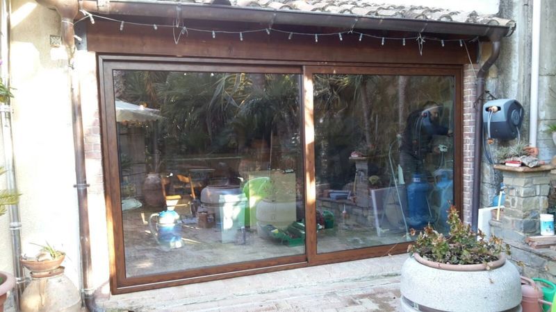 una porta in legno e vetro