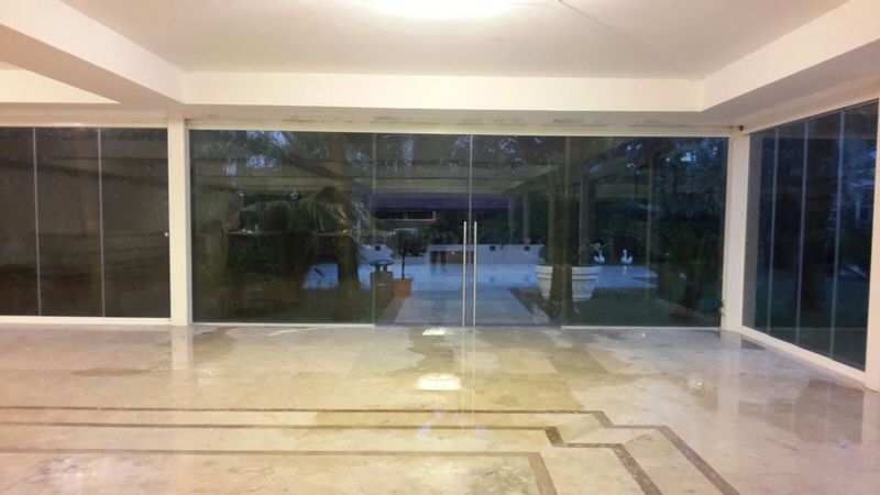 una grande copertura e sotto dei tavoli