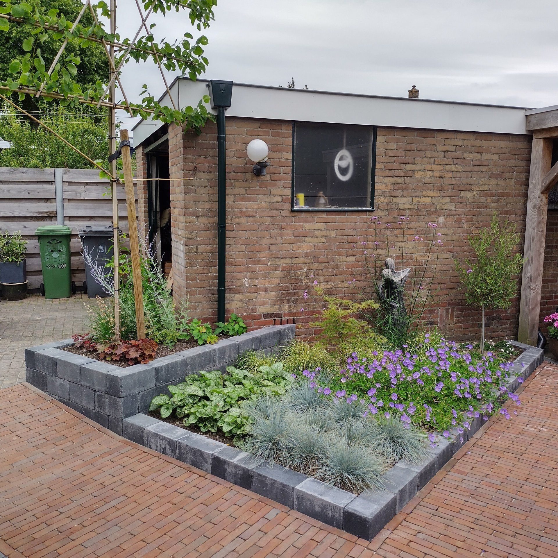 Een bakstenen gebouw met een tuin ervoor