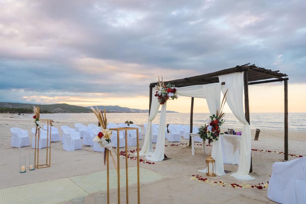 Se está organizando una ceremonia de boda en la playa.