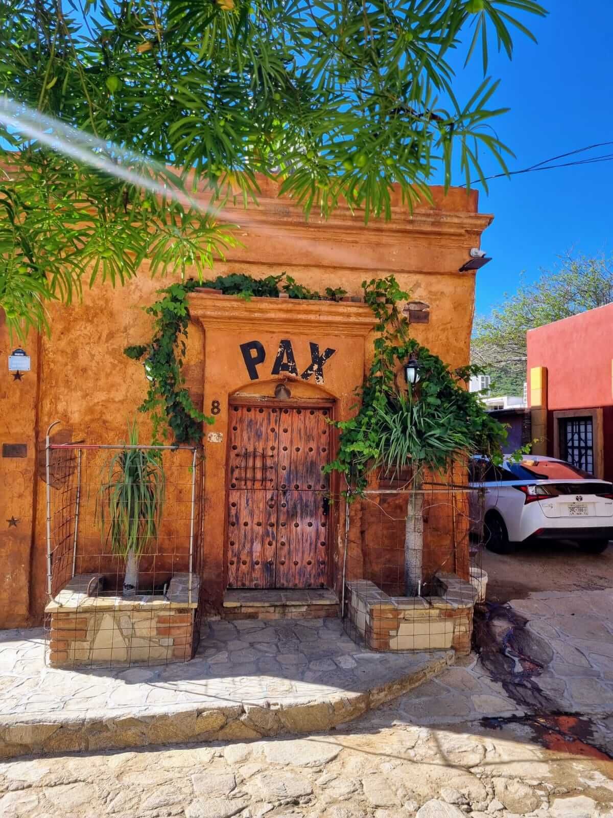 Un auto está estacionado frente a un edificio que dice pan